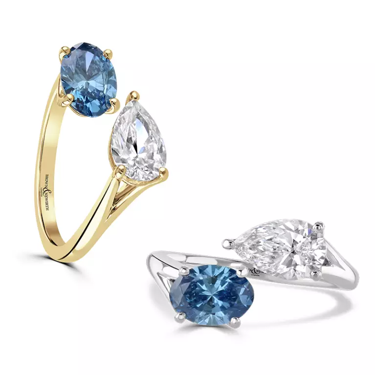 Toi et Moi Ring set 1 with colourless and blue laboratory grown diamonds