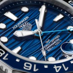 TAG Heuer Aquaracer Professional 300 GMT 42mm Blue close Up